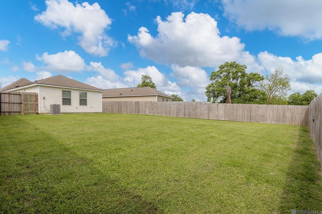 324 S Iberville Ave, Gonzales, LA 70737