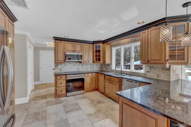 1 Jefferson Landing Circle, Port Jefferson, NY 11777