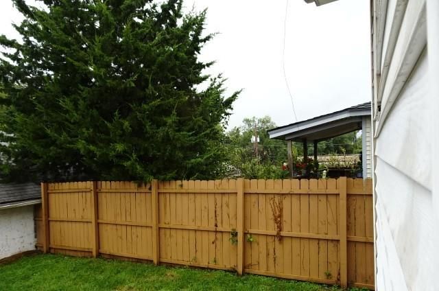 207 East Street, Parkville, MO 64152