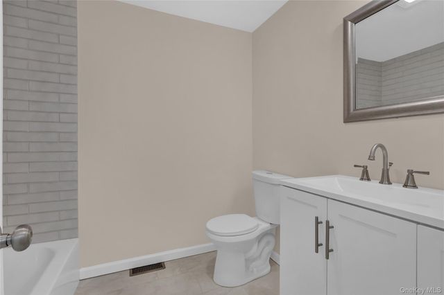 815 Franklin Avenue 4, Franklin Square, NY 11010