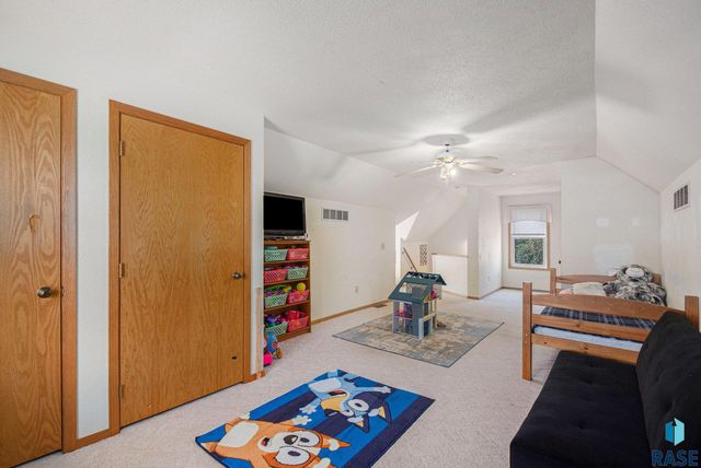 607 W 23rd St, Sioux Falls, SD 57105