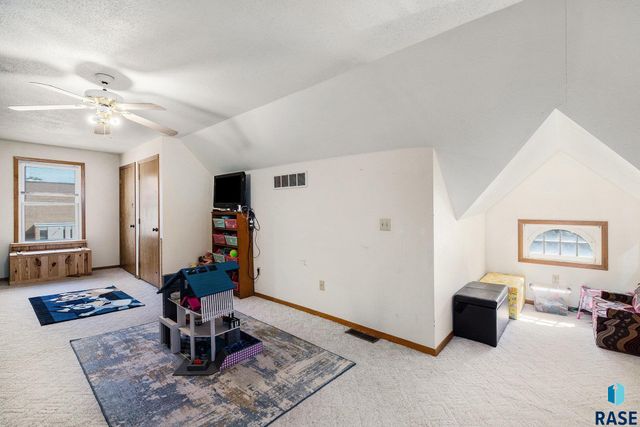 607 W 23rd St, Sioux Falls, SD 57105