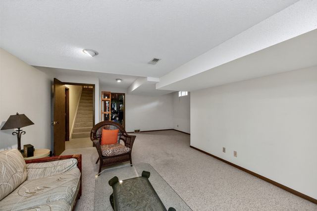 801 52nd Place, West Des Moines, IA 50265