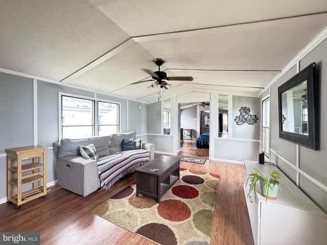 819 LESWOOD, Dundalk, MD 21222