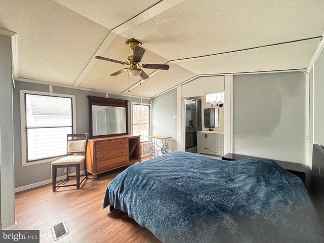 819 LESWOOD, Dundalk, MD 21222