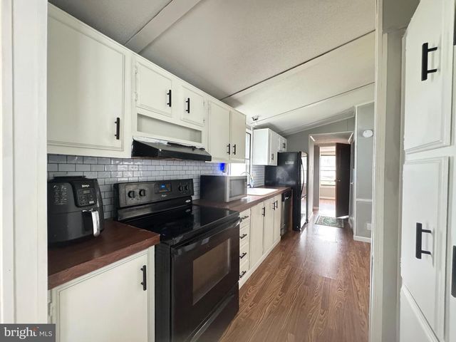 819 LESWOOD, Dundalk, MD 21222