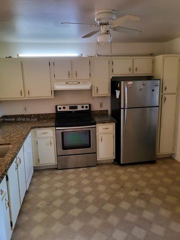 302 E Lakeview Dr E 302, Royal Palm Beach, FL 33411