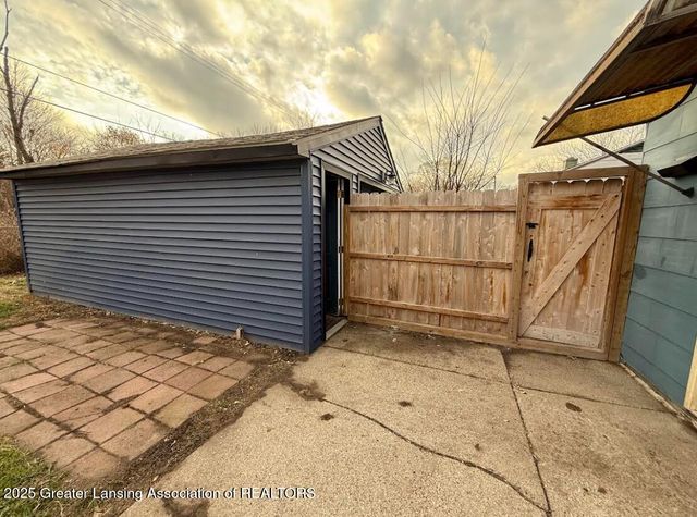 1321 Pompton Circle, Lansing, MI 48910