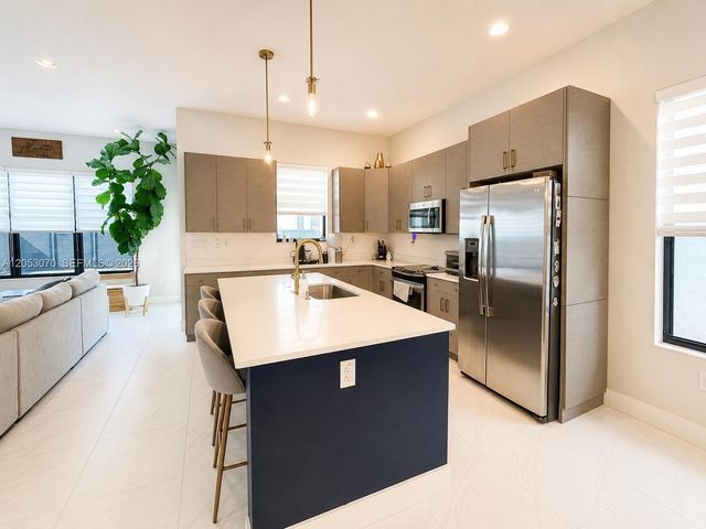 3258 W 99th Pl, Hialeah, FL 33018