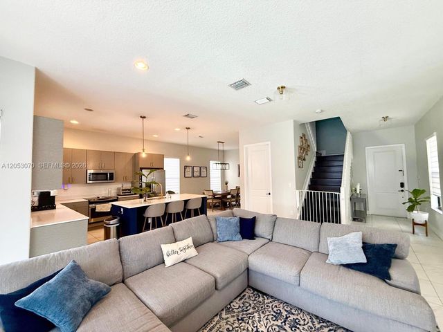 3258 W 99th Pl, Hialeah, FL 33018