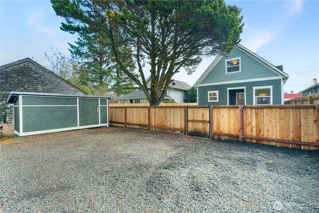 915 Eklund Avenue, Hoquiam, WA 98550