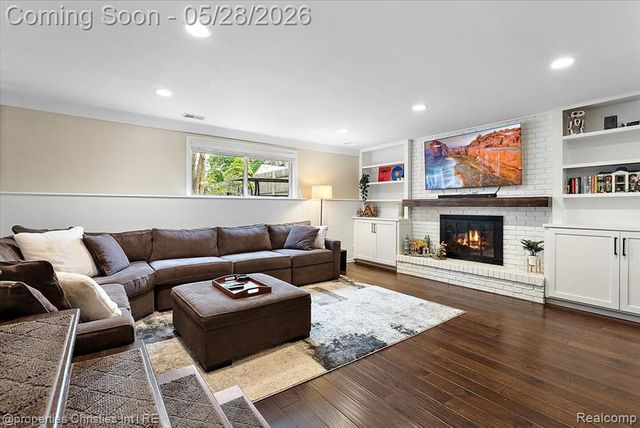612 Royal Avenue, Royal Oak, MI 48073