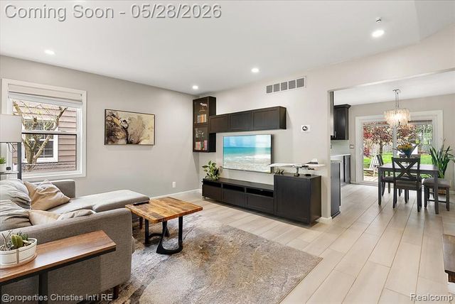 612 Royal Avenue, Royal Oak, MI 48073