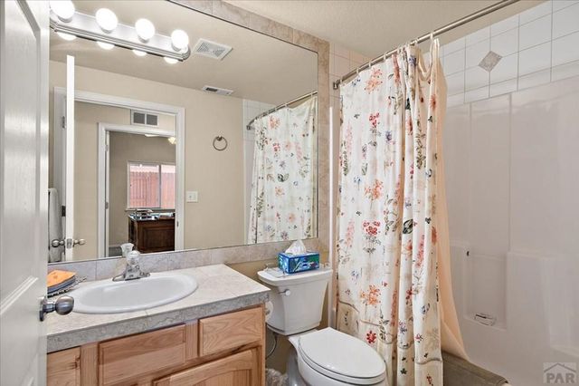 1040 Willowcrest Dr, Pueblo, CO 81005