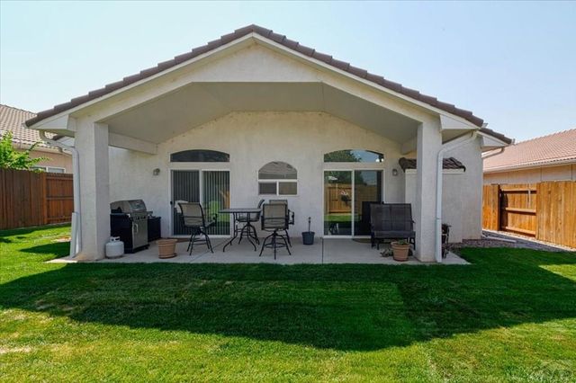 1040 Willowcrest Dr, Pueblo, CO 81005