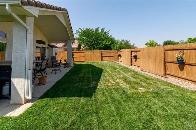 1040 Willowcrest Dr, Pueblo, CO 81005