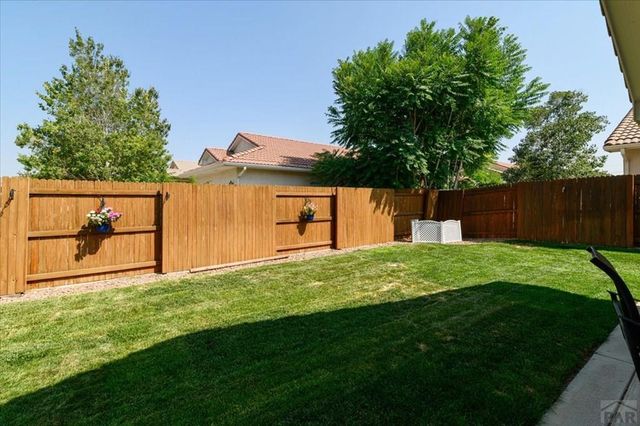 1040 Willowcrest Dr, Pueblo, CO 81005