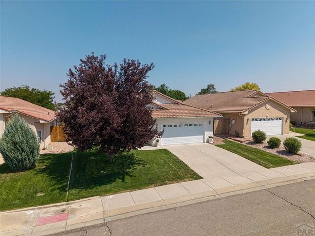 1040 Willowcrest Dr, Pueblo, CO 81005
