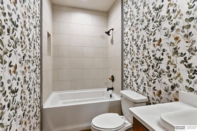 2204 N 182nd Avenue, Elkhorn, NE 68022