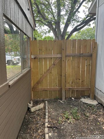 4024 Comanche Sunrise, San Antonio, TX 78244
