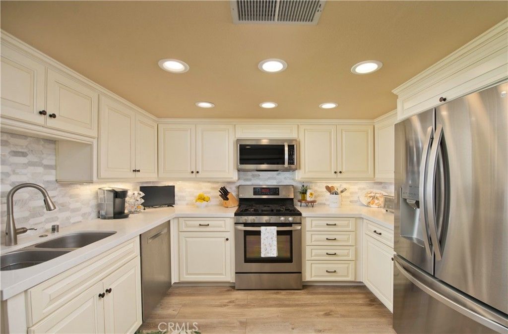 Image 10 of property listing at 25023 1/2 Everett, Newhall, CA 91321