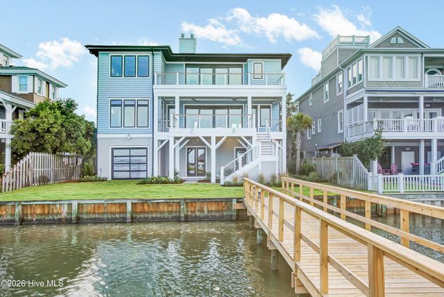 106 S Glimmering Glass Lane, Hampstead, NC 28443