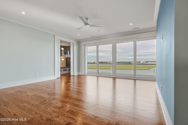 106 S Glimmering Glass Lane, Hampstead, NC 28443