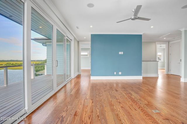 106 S Glimmering Glass Lane, Hampstead, NC 28443