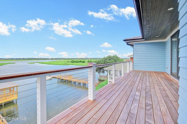 106 S Glimmering Glass Lane, Hampstead, NC 28443