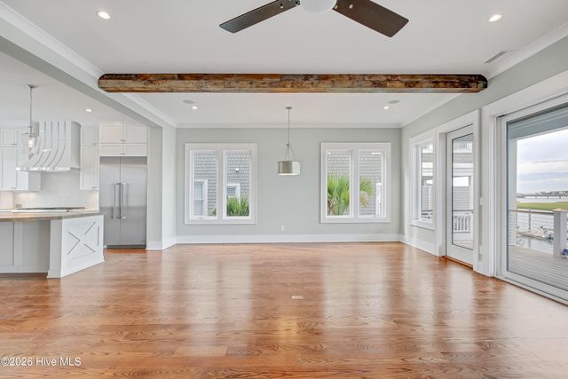 106 S Glimmering Glass Lane, Hampstead, NC 28443