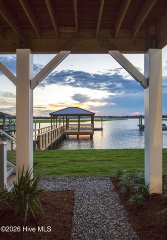 106 S Glimmering Glass Lane, Hampstead, NC 28443