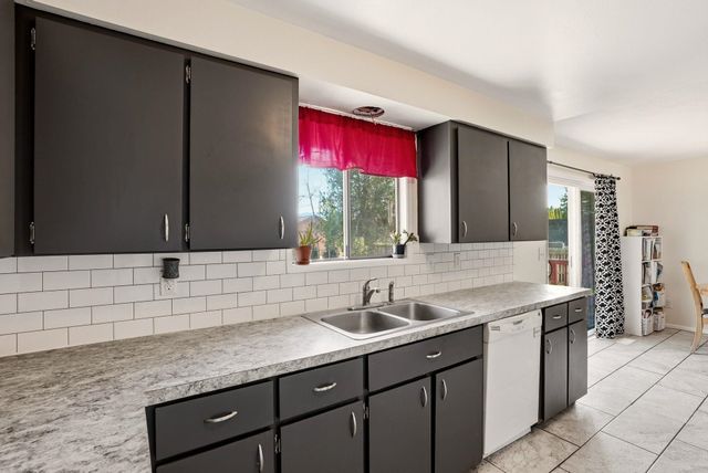 2021 S Calvin Rd, Veradale, WA 99037