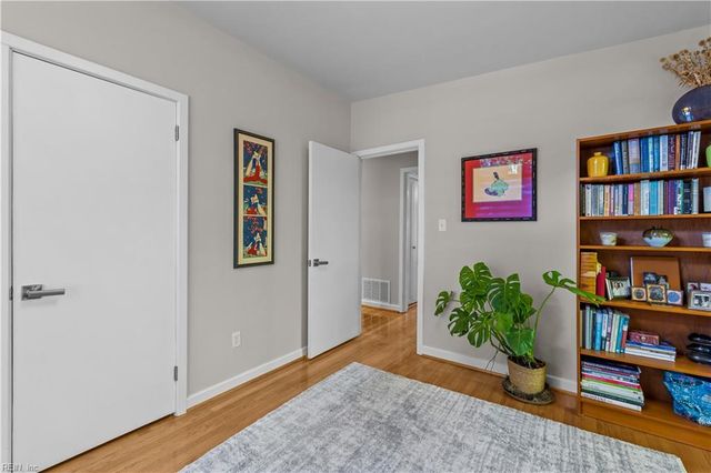 8 Rollingwood PL, Newport News, VA 23606