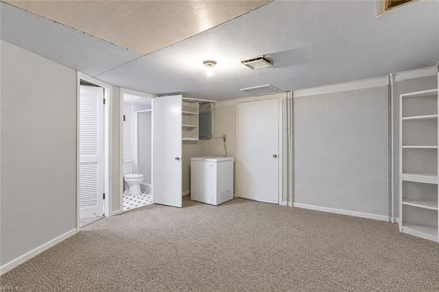 8 Rollingwood PL, Newport News, VA 23606