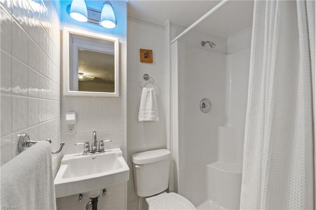 8 Rollingwood PL, Newport News, VA 23606