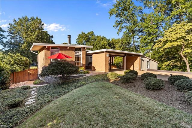 8 Rollingwood PL, Newport News, VA 23606