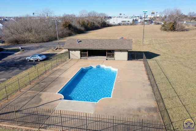 5725 SW 22nd Ter Apt 6, Topeka, KS 66614