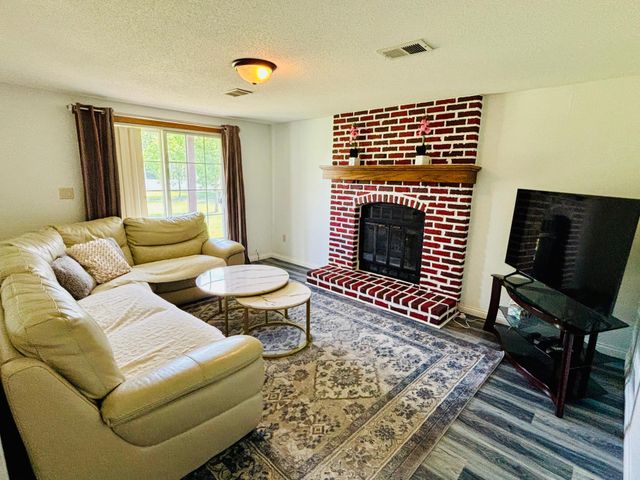 821 Clover Leaf Parkway NE, Blaine, MN 55434
