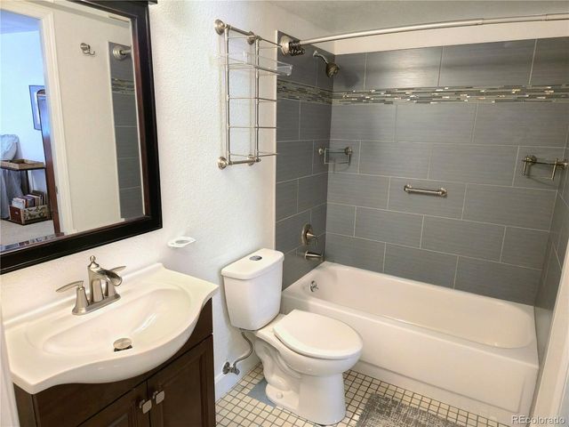 2880 S Locust St 302N, Denver, CO 80222