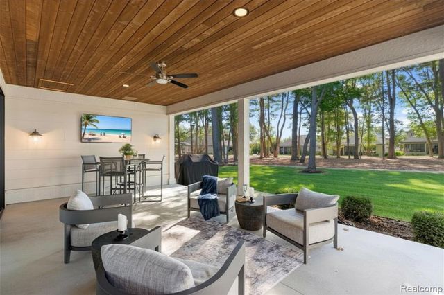 2031 Ottawa Beach Road, Holland, MI 49424