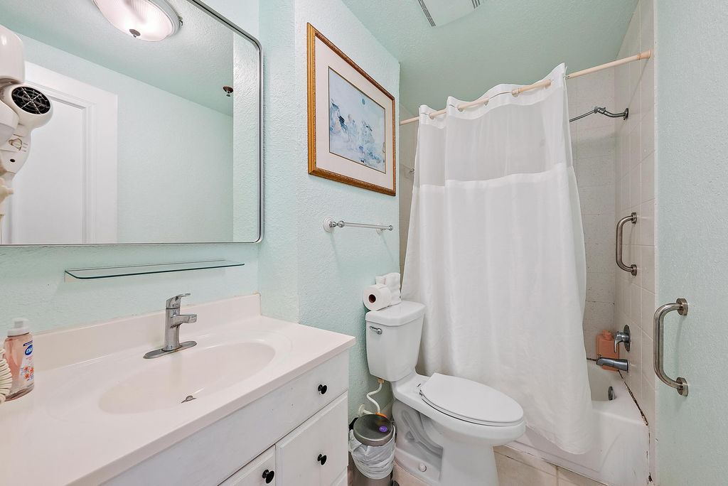 Image 10 of property listing at 235 Sunrise Avenue 1050, Palm Beach, FL 33480