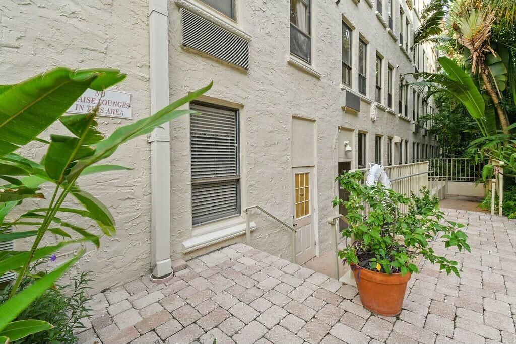 Image 2 of property listing at 235 Sunrise Avenue 1050, Palm Beach, FL 33480