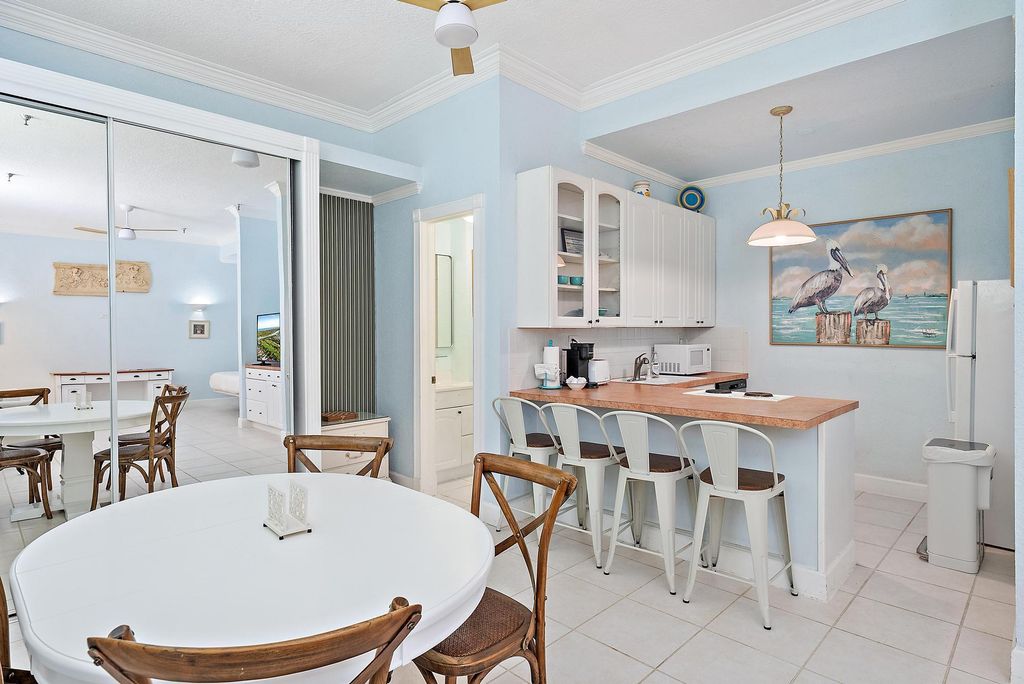 Image 6 of property listing at 235 Sunrise Avenue 1050, Palm Beach, FL 33480