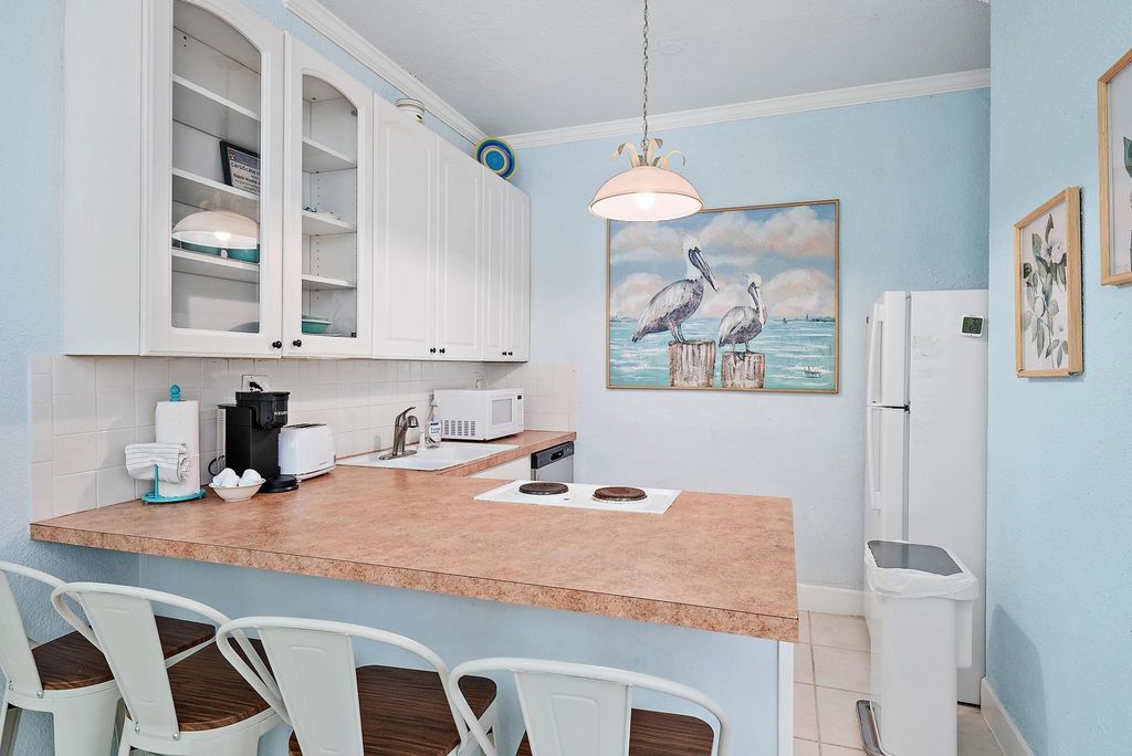 Image 7 of property listing at 235 Sunrise Avenue 1050, Palm Beach, FL 33480