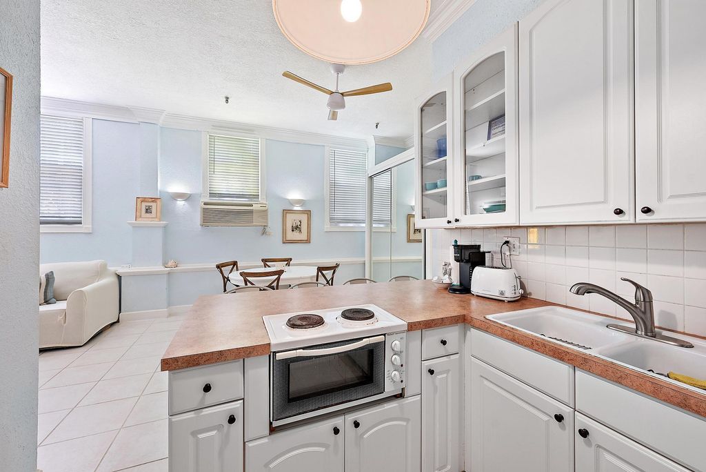 Image 8 of property listing at 235 Sunrise Avenue 1050, Palm Beach, FL 33480