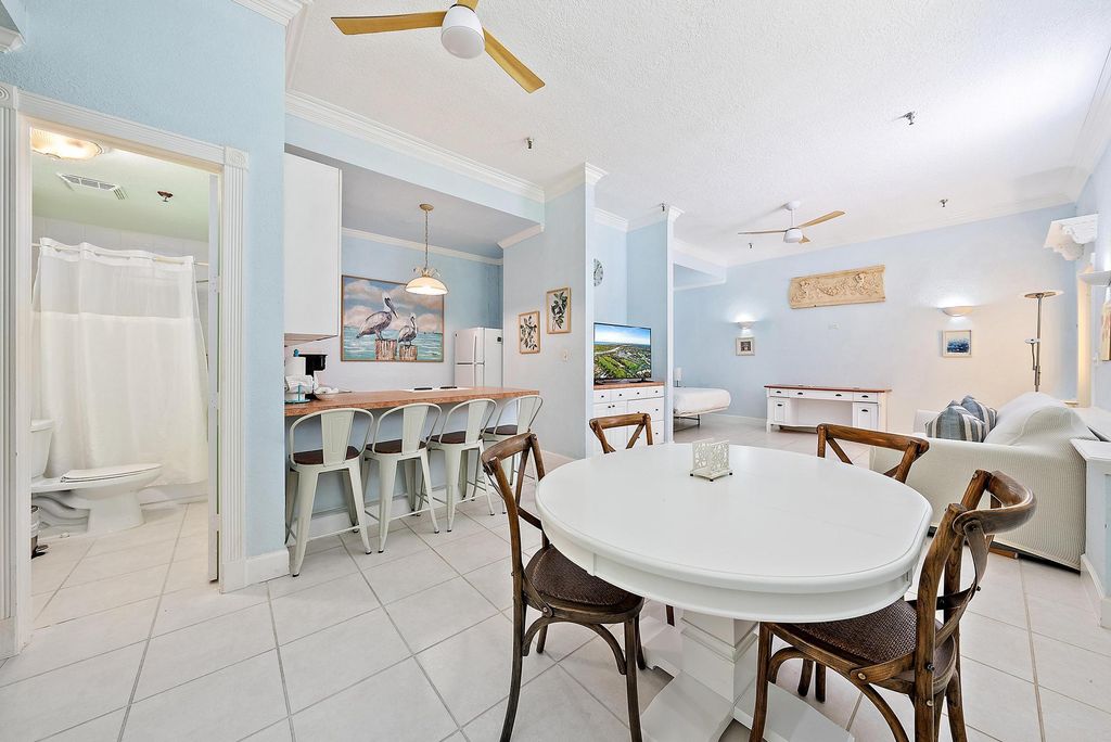 Image 9 of property listing at 235 Sunrise Avenue 1050, Palm Beach, FL 33480