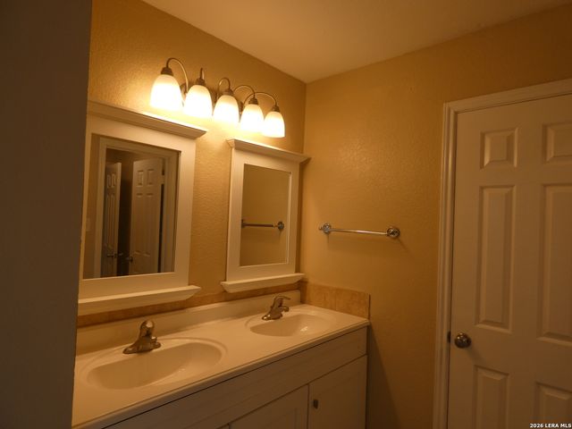 8686 RIDGE MILE DR, San Antonio, TX 78239