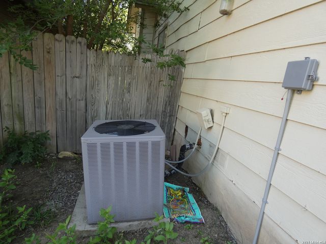 8686 RIDGE MILE DR, San Antonio, TX 78239