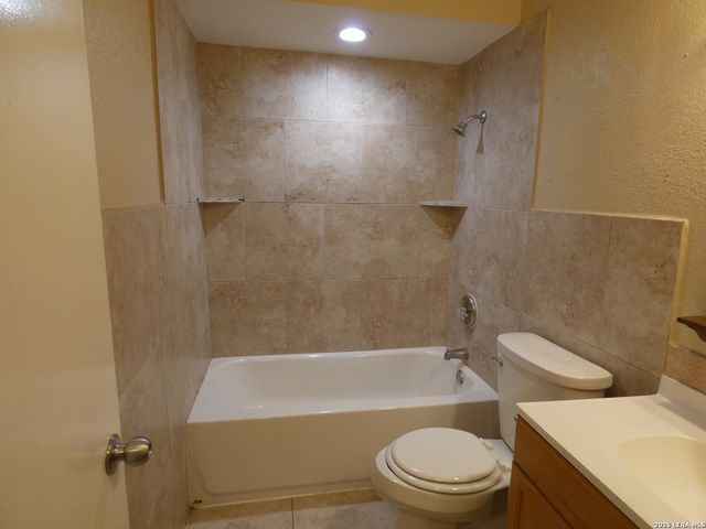 8686 RIDGE MILE DR, San Antonio, TX 78239