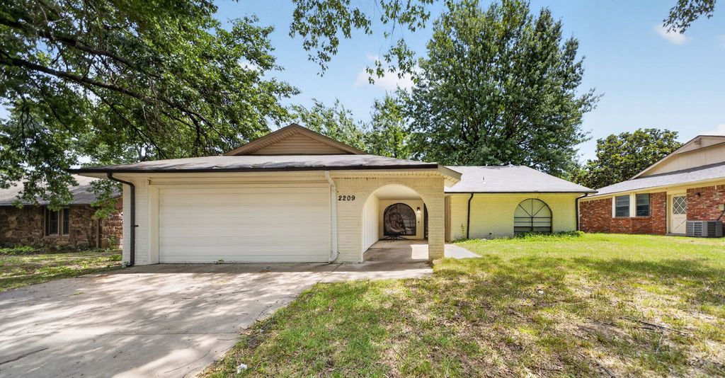 2209 S Juniper Avenue W, Broken Arrow, OK 74012